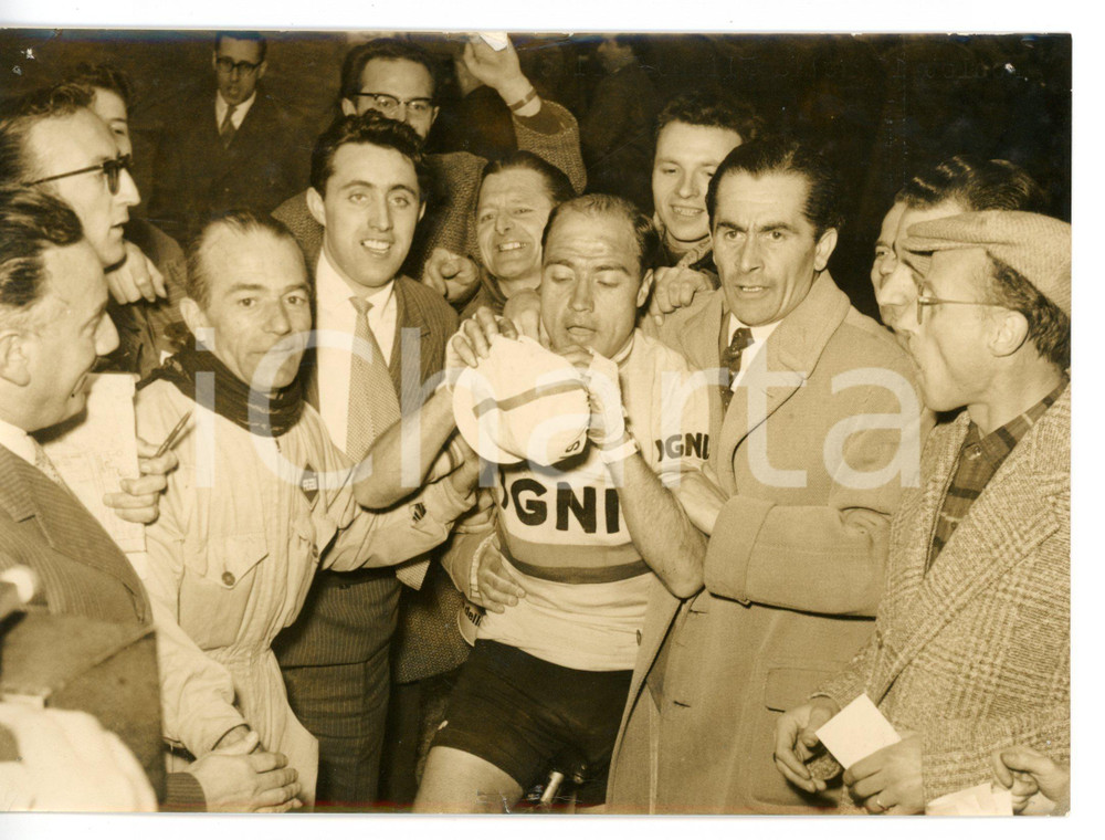 1957 CICLISMO - MILANO-TORINO Miguel POBLET festeggia la vittoria *Foto 18x13 cm