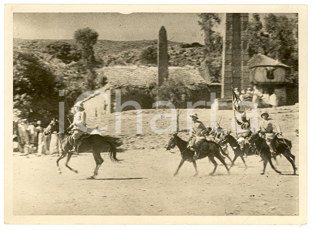 Fotografia d'epoca originale 1935 AKSUM (ETIOPIA) AOI Truppe italiane a cavallo entrano nella cittÃ  santa 1