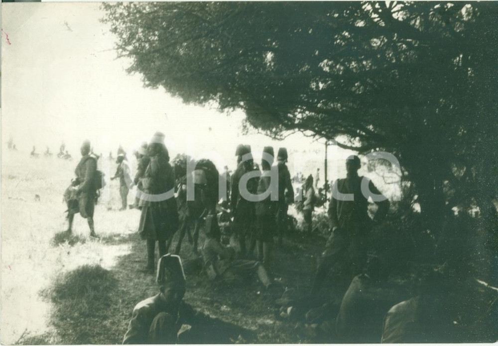 Fotografia d epoca originale 1937 ETIOPIA Truppa di ascari riposa durante una marcia Fotografia 1