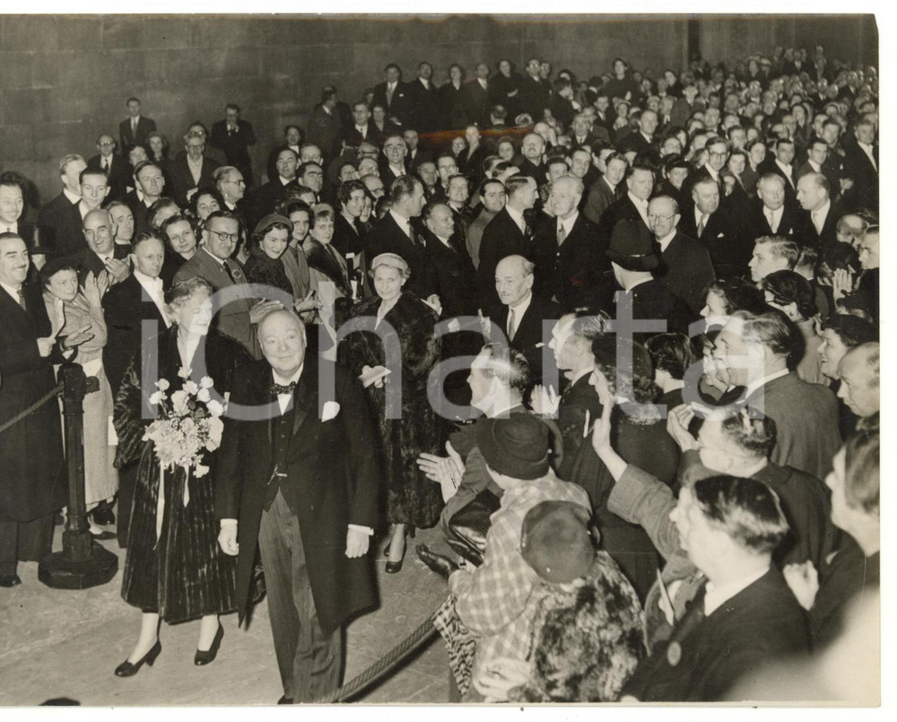 1954 LONDON Westminster Hall - Winston CHURCHILL receiving a great ovation PHOTO Fotografia d'epoca, con didascalia coeva al verso.  CONDIZIONI: FAIR (piegatura al margine superiore; lieve sovraimpressione) CONDIZIONI: 20x15 cm    originale e autentica 1