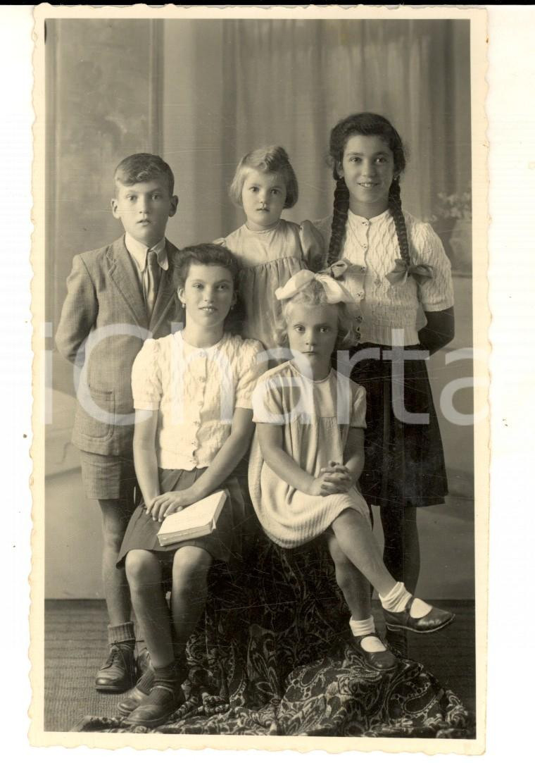 Fotografia d epoca originale 1942 MILANO Ritratto di cinque fratellini e un libro Foto cartolina VINTAGE 1