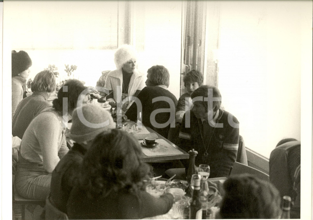 1970 ca COSTUME Principessa Soraya di Persia a pranzo in montagna (2) Foto