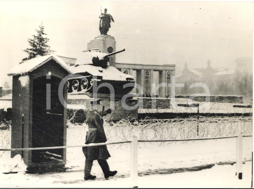 1962 BERLINO EST Sowjetisches Ehrenmal - Treptower Park sotto la neve - Foto