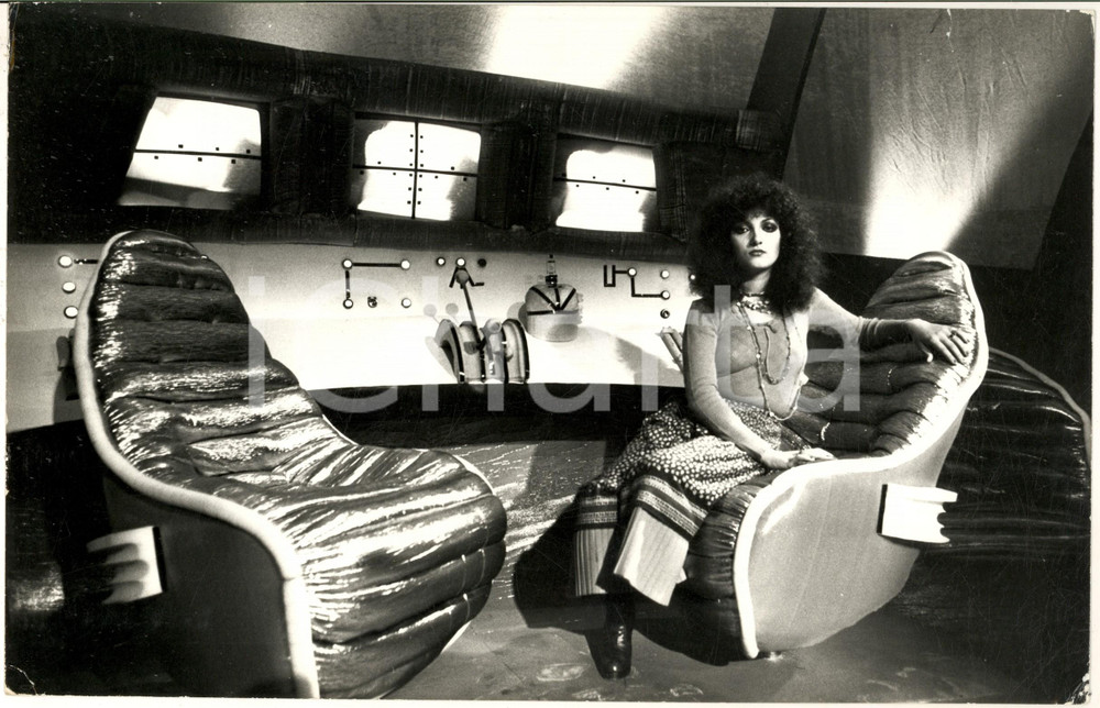 Fotografia d epoca originale 1970 ca COSTUME ITALIA Marcella BELLA in una finta sala di controllo Foto 30x20 1