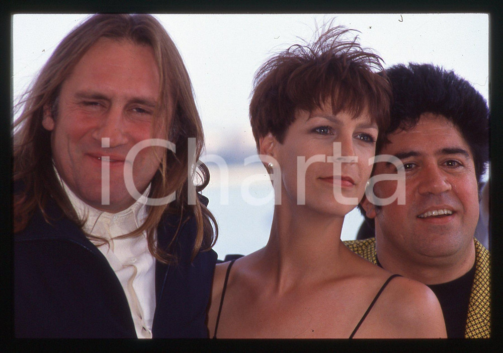 35mm vintage slide* 1992 CANNES Gérard DEPARDIEU Pedro ALMODÓVAR Festival (1) La diapositiva &egrave; stata scattata in occasione del 45&deg; Festival del cinema di Cannes in cui G&eacute;rard Depardieu presenzi&ograve; come presidente della giuria e compare inoltre Jamie Lee Curtis. CONDIZIONI: GOOD Tutti i diritti riservati.E' severamente vietata la riproduzione.  ICharta mette in vendita, sul negozio eBay e in esclusiva sul sito "icharta" il proprio archivio composto da numerose diapositive e negativi fotografici d'epoca, tutti originali e autentici, che attraversano la storia del costume italiano tra gli la fine degli anni Sessanta e Novanta.Si tratta di uno sguardo inedito sull'attualit&agrave;, la politica, la vita quotidiana, il gossip e la cultura, che fotografa il cambiamento della nazione in quest'ultimo scorcio del XX secolo. Un'occasione unica per il mercato del collezionismo, che vede finalmente disponibile un archivio eccezionale per vastit&agrave;, tematiche e condizioni, in un settore (il negativo fotografico e la diapositiva) di assoluta novit&agrave; e dalle interessanti prospettive di investimento.     originale e autentica 1