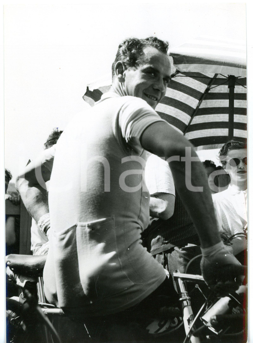 1953 GIRO D'ITALIA CICLISMO Hugo KOBLET alla partenza *Fotografia 13x18 cm Fotografia d'epoca, con didascalia coeva al verso. CONDIZIONI: G (ma lieve sovraimpressione)FORMATO: 13x18 cm     originale e autentica 1