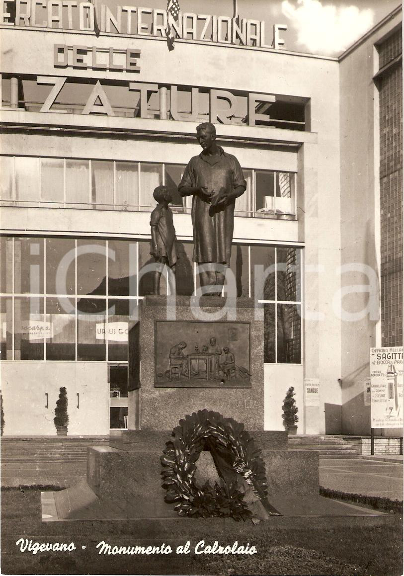 Cartolina originale da collezione 1950 ca VIGEVANO PV Monumento al Calzolaio Mercato Calzature Cartolina FG NV 1
