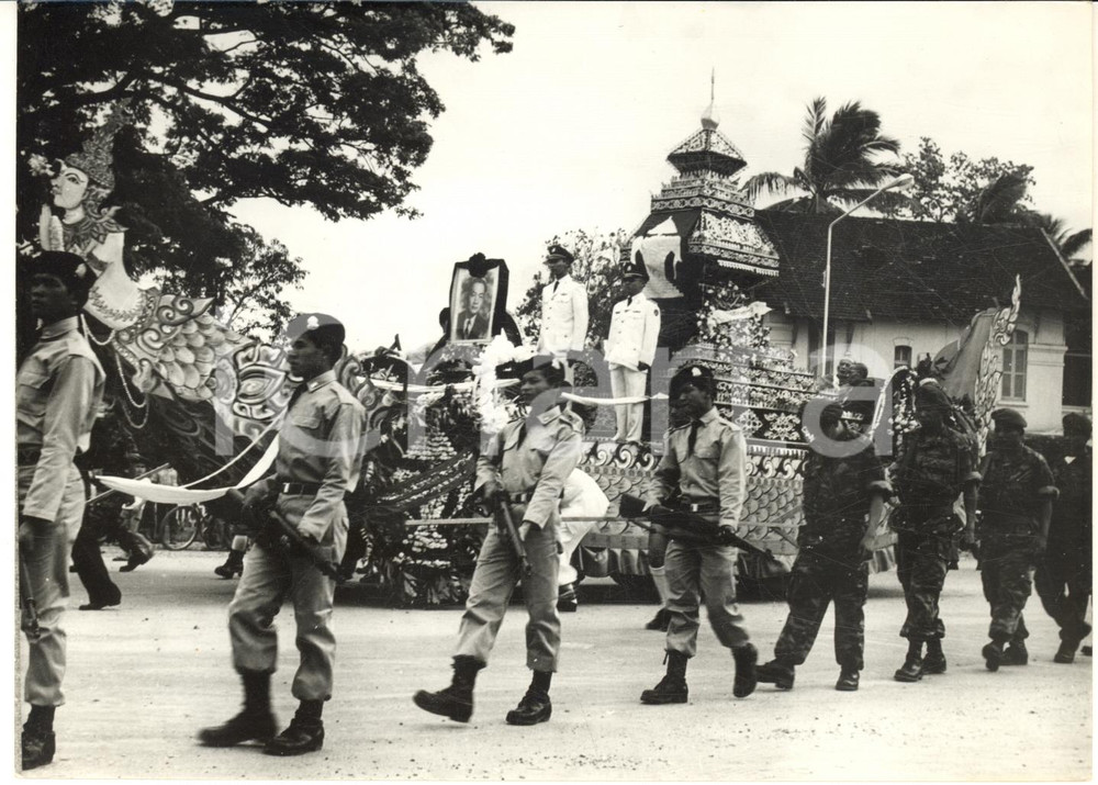 1963 VIENTIANE (LAOS) Funerali Quinim PHOLSENA - Carro funebre a forma di drago