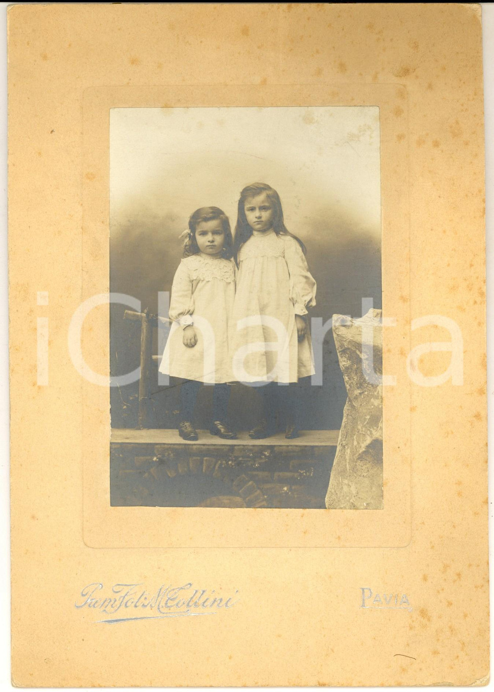 Fotografia d epoca originale 1900 ca PAVIA Ritratto di due sorelline in abito bianco Foto M. TOLLINI 17x23 1