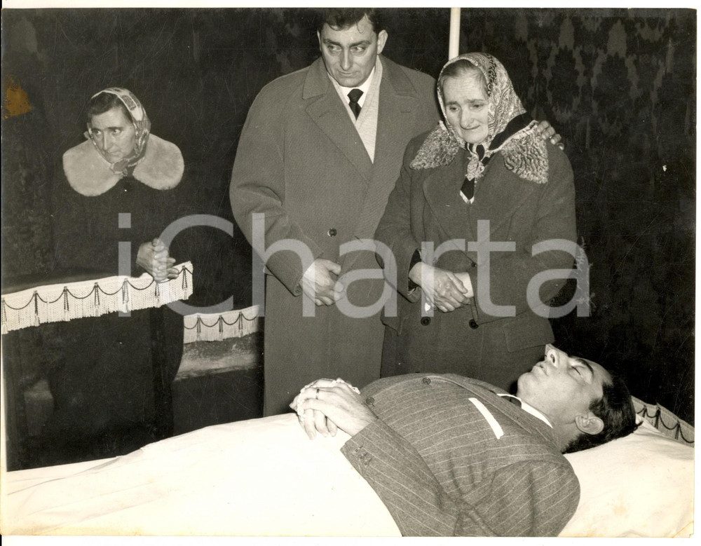 1960 TORTONA Morte Fusto COPPI - Madre e fratello presso la salma *Foto 24x18 cm