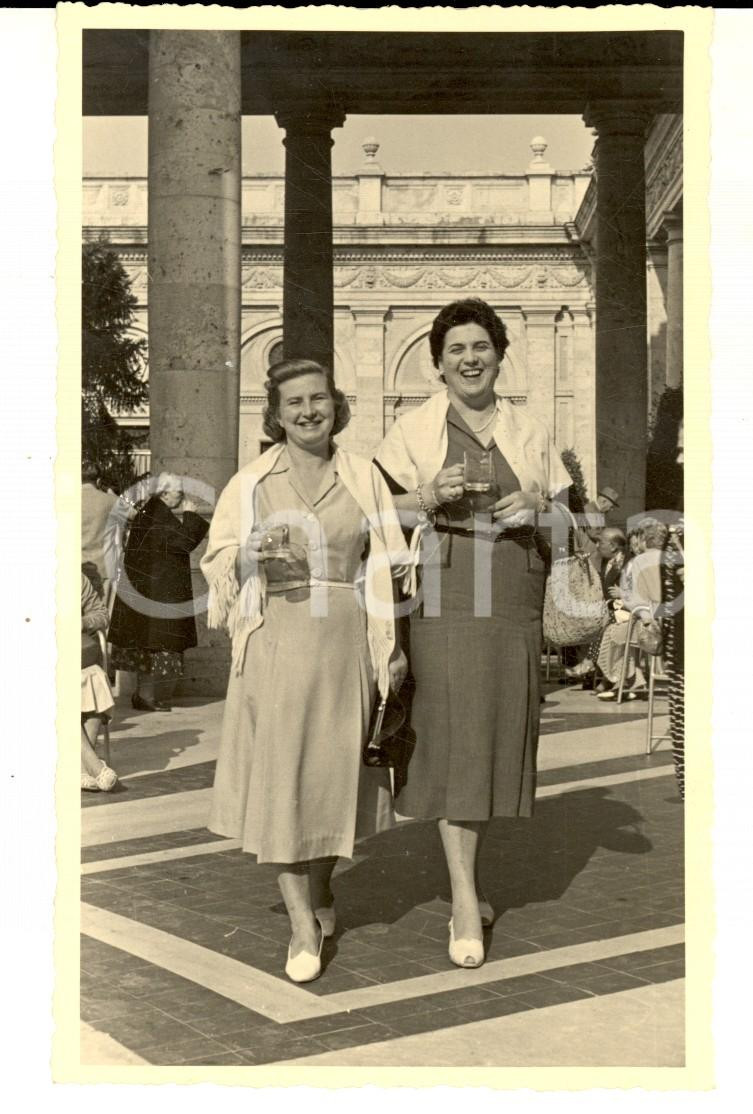 Fotografia d epoca originale 1955 MONTECATINI Coppia di donne con l acqua termale Foto cartolina VINTAGE 1