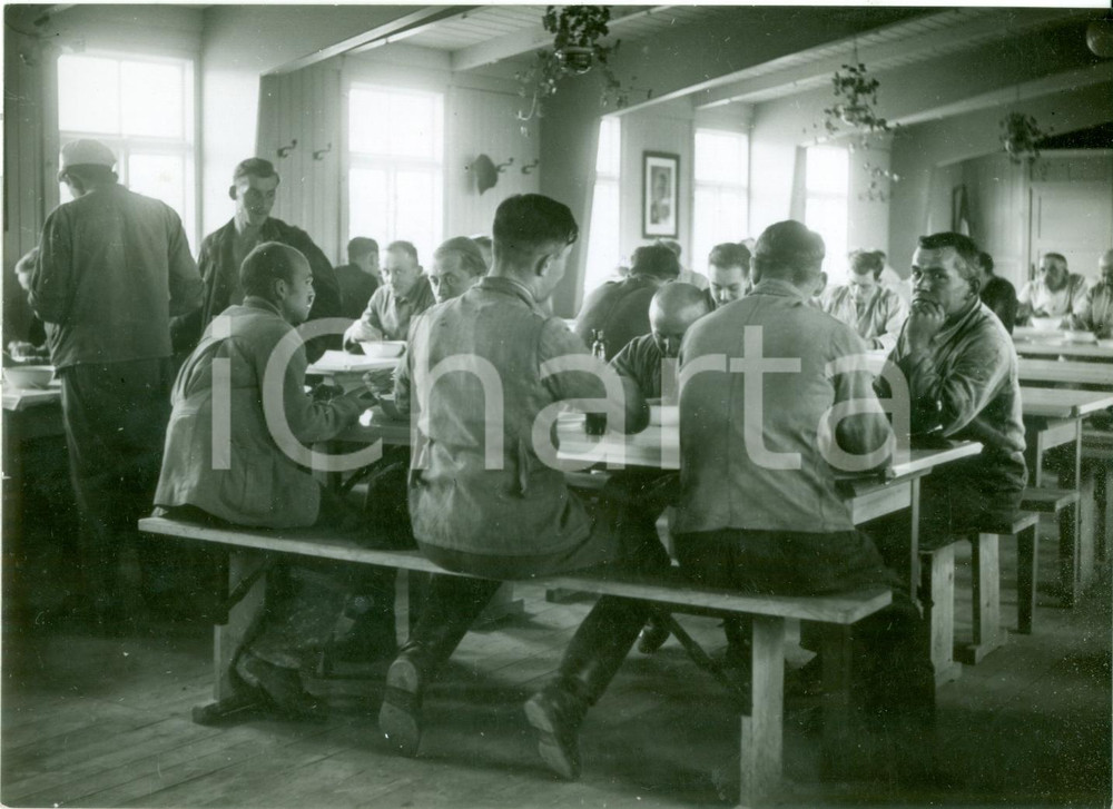 Fotografia d epoca originale 1940 ca BERLIN Operai in pausa pranzo sala comune della fabbrica FOTOGRAFIA 1