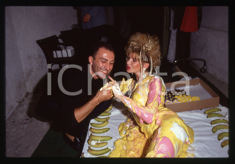 35mm vintage slide* 1995 ca COSTUME Pornostar BARBARELLA e Samuele MAZZA (11) Nella diapositiva compare la pornodiva Barbarella,pseudonimo di Virna Aloisio Bonino.Diapositiva d'epoca, in formato 35 mm.CONDIZIONI: GOODTutti i diritti riservatiE' severamente vietata la riproduzione. ICharta mette in vendita, sul negozio eBay e in esclusiva sul sito "icharta" il proprio archivio composto da numerose diapositive e negativi fotografici d'epoca, tutti originali e autentici, che attraversano la storia del costume italiano tra gli la fine degli anni Sessanta e Novanta.Si tratta di uno sguardo inedito sull'attualit&agrave;, la politica, la vita quotidiana, il gossip e la cultura, che fotografa il cambiamento della nazione in quest'ultimo scorcio del XX secolo. Un'occasione unica per il mercato del collezionismo, che vede finalmente disponibile un archivio eccezionale per vastit&agrave;, tematiche e condizioni, in un settore (il negativo fotografico e la diapositiva) di assoluta novit&agrave; e dalle interessanti prospettive di investimento.  originale e autentica 1