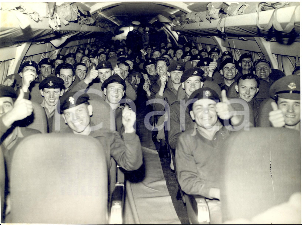 1956 BOURNEMOUTH Airport - Cheerful soldiers leaving by BRITANNIA - Photo 20x15
