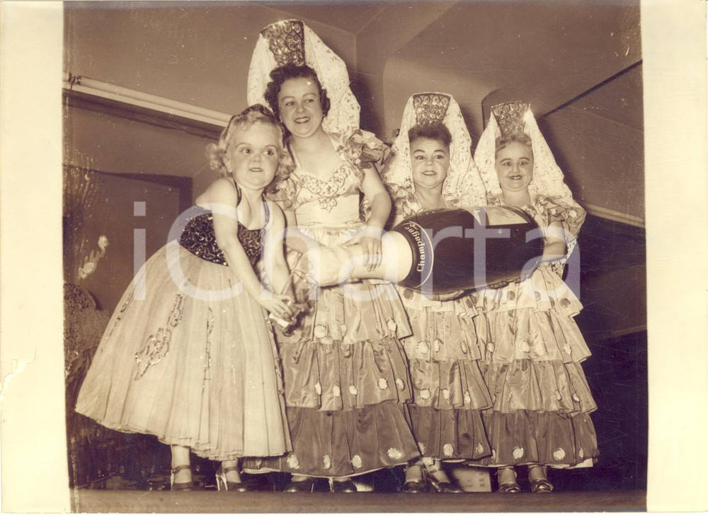 1956 PARIS CIRQUE MEDRANO Nane in costume spagnolo con bottiglia di champagne