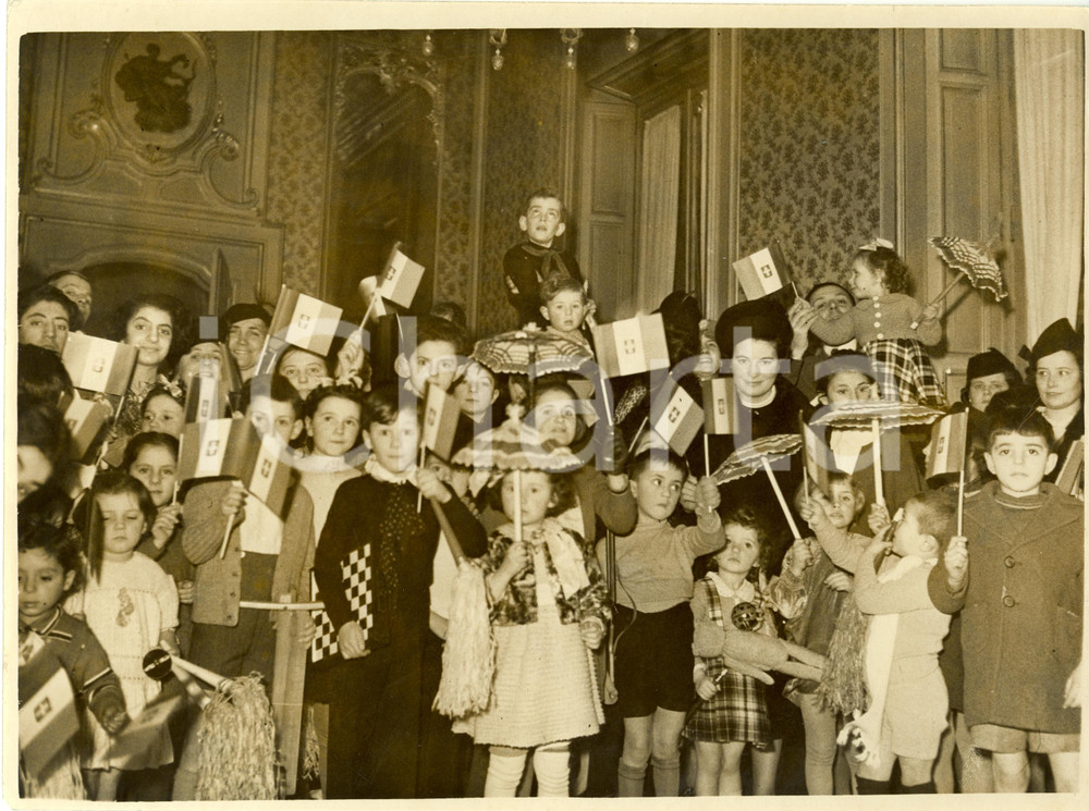 Fotografia d epoca originale 1938 MILANO Bambini con i doni ricevuti dalla BEFANA FASCISTA Fotografia 1