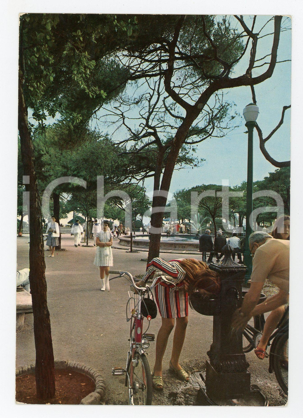 Cartolina originale da collezione 1971 SAVONA I giardini affollati di Piazzale GARIBALDI *Cartolina ANIMATA FG VG 1