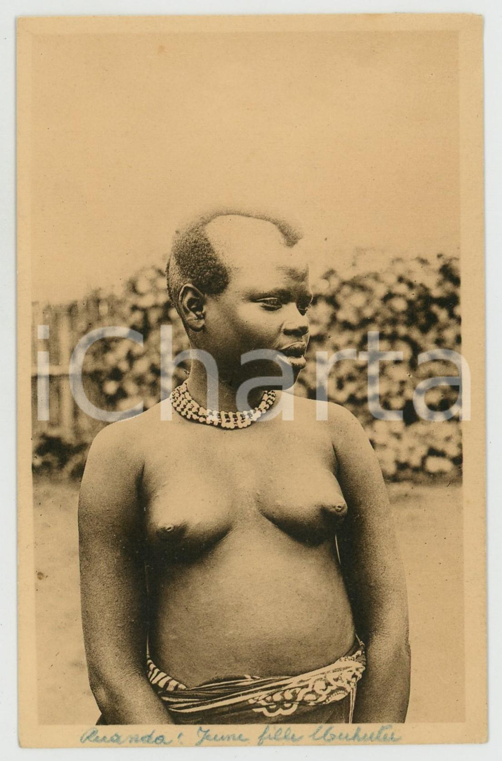 1920ca RWANDA Jeune fille Muhutu NU ETHNIQUE Carte postale FP NV (1)  Cartolina postale d'epoca, non viaggiata.EDITORE: Edition Jos. DardenneCONDIZIONI: FAIR (residui di incollatura al verso)FORMATO: FP    originale e autentica 1