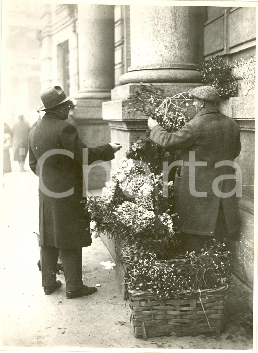 Fotografia d epoca originale 1930 MILANO Riti del NATALE  Venditore di vischio fa affari d oro Fotografia 1