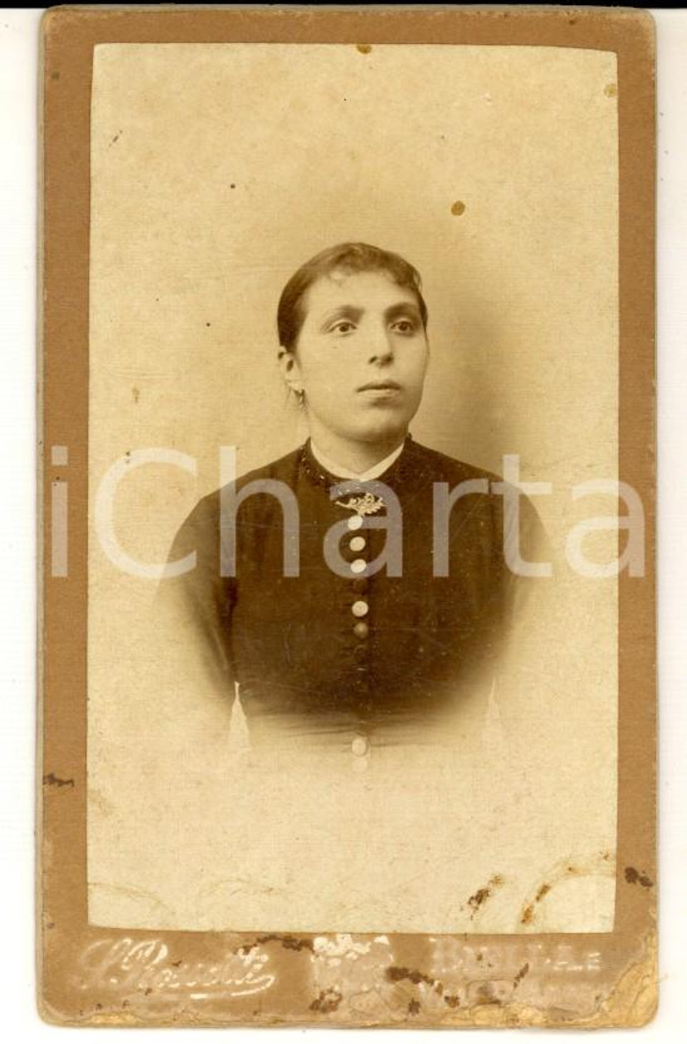 Fotografia d epoca originale 1890 ca BIELLA Ritratto di donna con spilla a foglia Foto ROSSETTI CDV 1