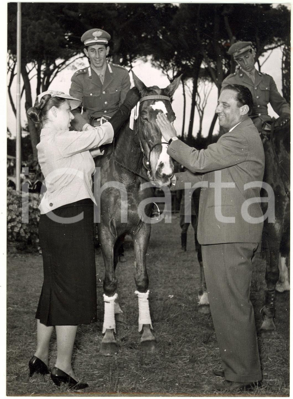1955 ROMA Concorso ippico Piazza di Siena - Raimondo D'INZEO riceve la coppa TWA