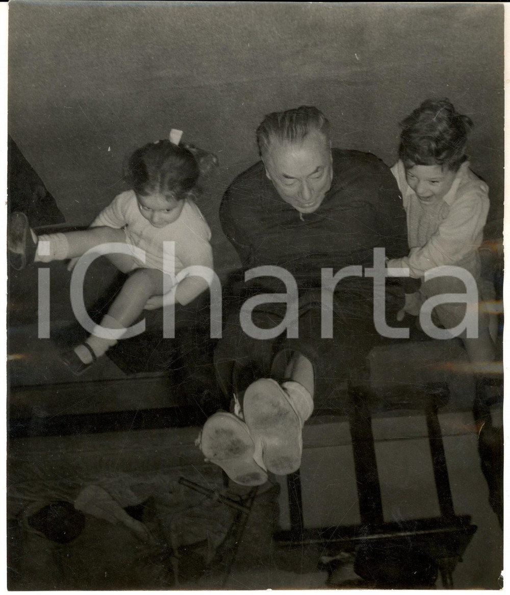 Fotografia d epoca originale 1960 ca PARIS? Artista asiatico tra due bambini Foto VINTAGE 18x21 cm 1