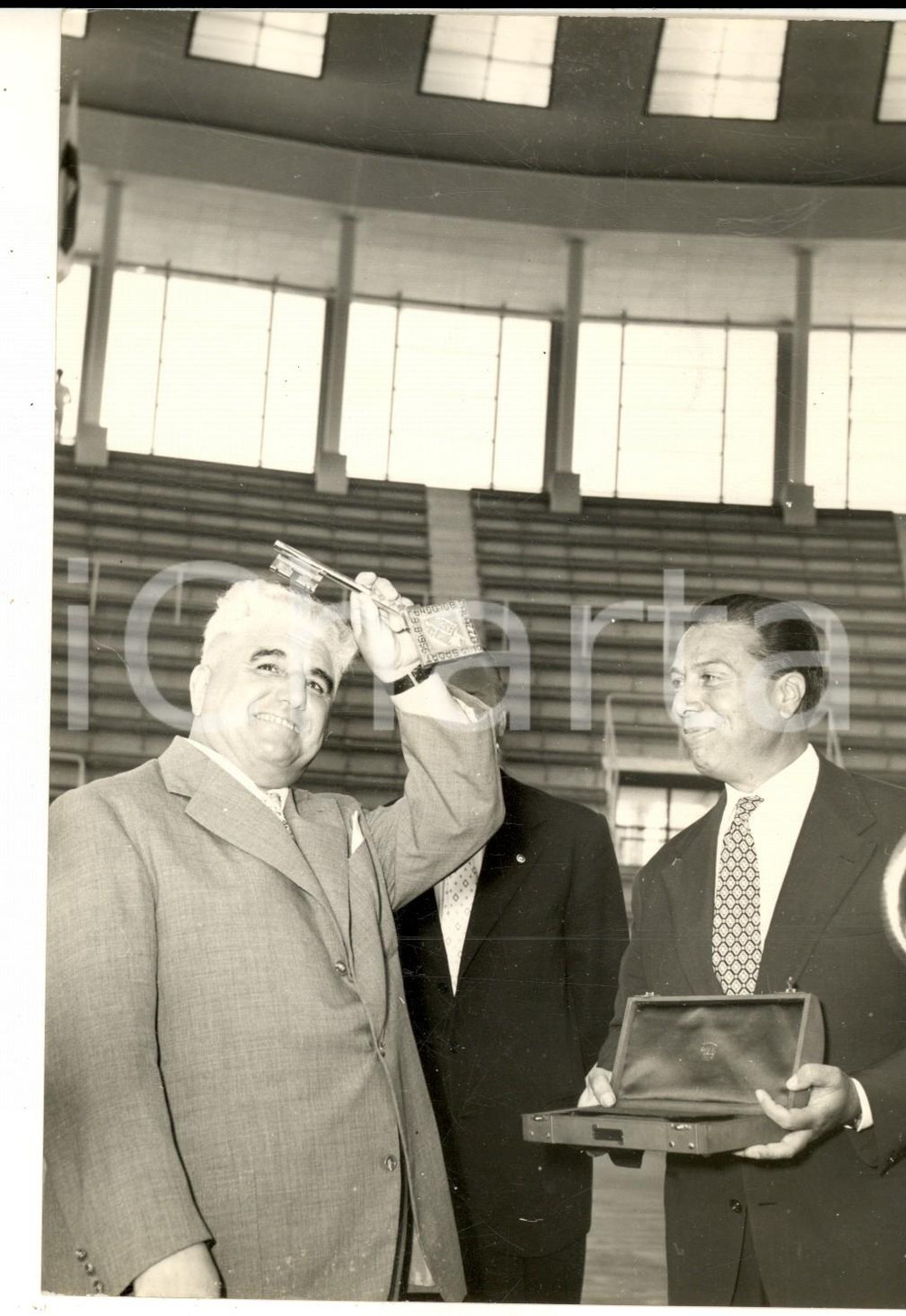 Fotografia d epoca originale 1956 BOLOGNA Inaugurazione Palazzo dello Sport  Chiavi al sindaco DOZZA Foto 1