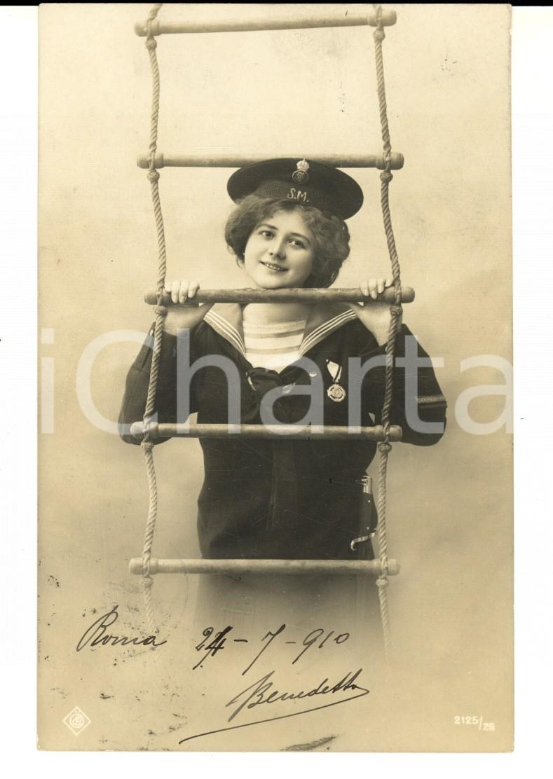 Cartolina originale da collezione 1910 ROMA COSTUMI Bella marinaia alla scaletta Cartolina VINTAGE ing. BONELLI 1