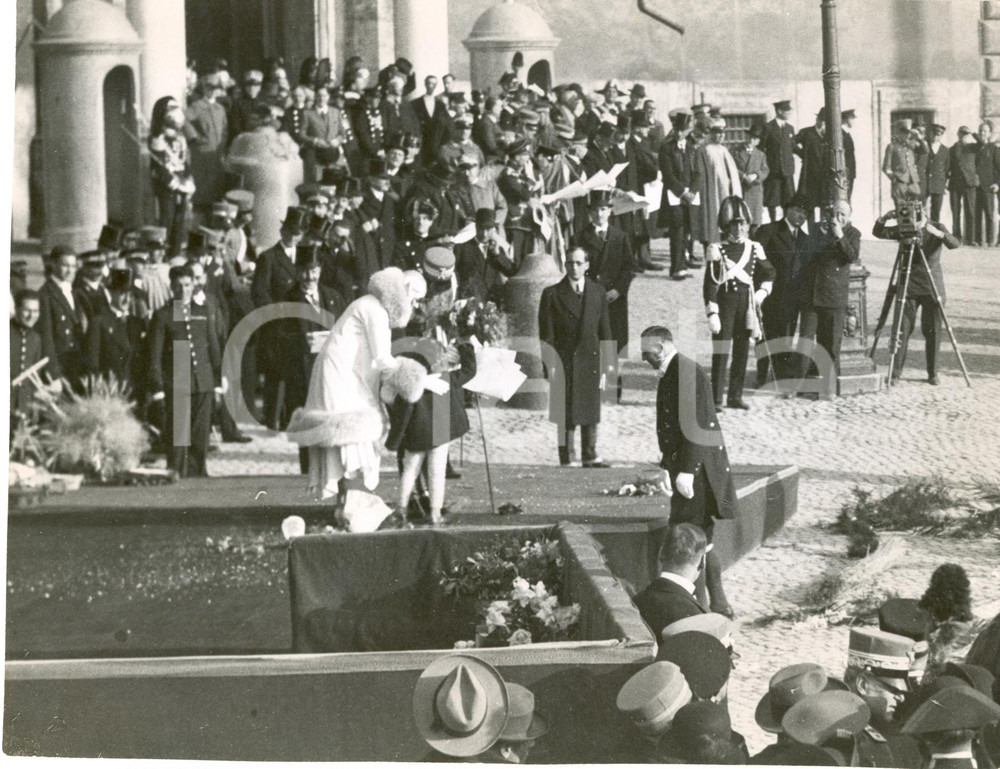 Fotografia d epoca originale 1930 ROMA Principe UMBERTO II e principessa MARIA JOSE  ricevono fiori da bimbo 1