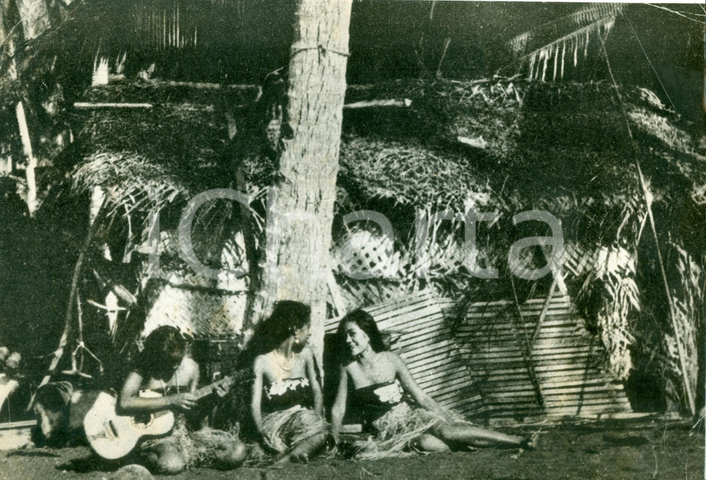 Fotografia d epoca originale 1950 ca POLINESIA Cantatrici MAORI suonano chitarra Foto BASSA QUALITA 1
