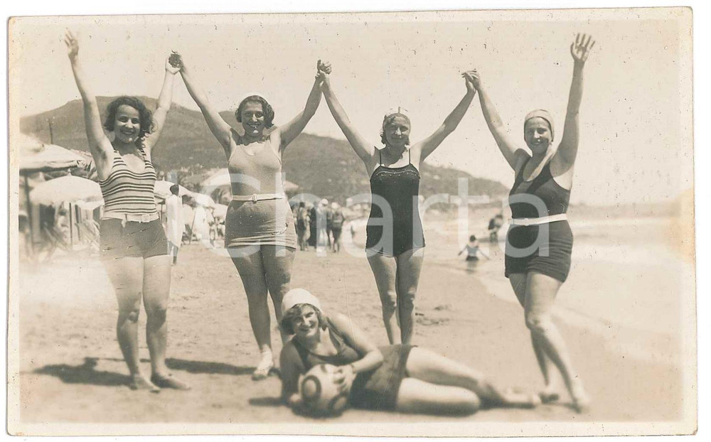 1925 ca ALASSIO Bagnanti in posa con palla - Fotografia anonima 13x8 cm Fotografia d'epoca in formato cartolina postale. FAIR/discreto Lievi smussature agli angoli Formato: 13x8 originale e autentica 1