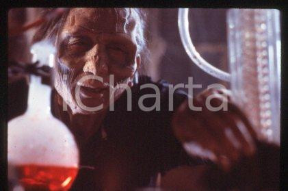 35mm vintage slide* 1989 CINEMA - "THE VINEYARD", James HONG, Michael WONG (3)  Diapositiva d'epoca, in formato 35 mm.CONDIZIONI: GOODE' severamente vietata la riproduzione. Tutti i diritti sono riservati.Nella diapositiva ICharta mette in vendita, sul negozio eBay e in esclusiva sul sito "icharta" il proprio archivio composto da numerose diapositive e negativi fotografici d'epoca, tutti originali e autentici, che attraversano la storia del costume italiano tra gli la fine degli anni Sessanta e Novanta.Si tratta di uno sguardo inedito sull'attualit&agrave;, la politica, la vita quotidiana, il gossip e la cultura, che fotografa il cambiamento della nazione in quest'ultimo scorcio del XX secolo. Un'occasione unica per il mercato del collezionismo, che vede finalmente disponibile un archivio eccezionale per vastit&agrave;, tematiche e condizioni, in un settore (il negativo fotografico e la diapositiva) di assoluta novit&agrave; e dalle interessanti prospettive di investimento. GOOD/buono   originale e autentica 1