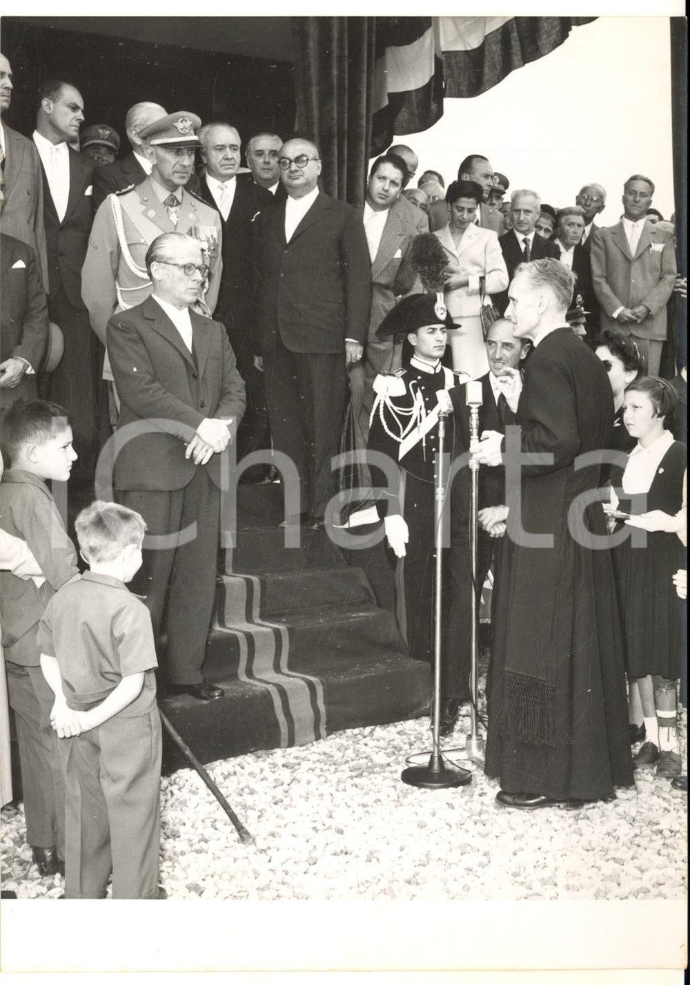 1955 MILANO Fondazione Centro Poliomielitici - Giovanni GRONCHI alla cerimonia  Fotografia d'epoca con didascalia coeva al verso.   CONDIZIONI: G FORMATO: 13x18 cm     originale e autentica 1