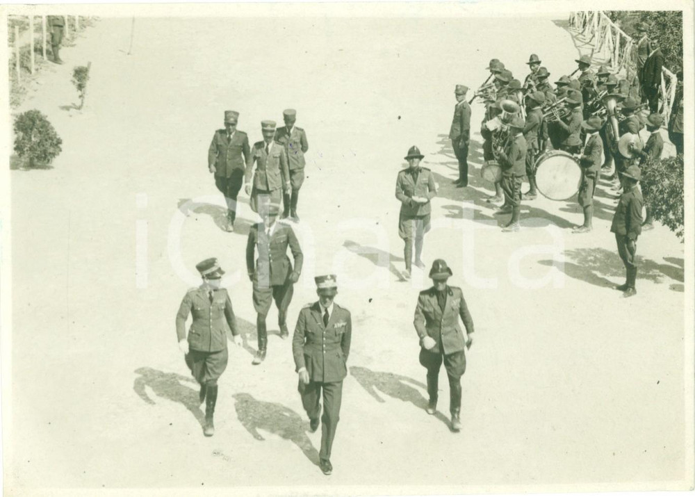 Fotografia d epoca originale 1930 BENGASI LIBIA Rodolfo GRAZIANI lascia Caserma TORELLI Banda musicale FOTO 1