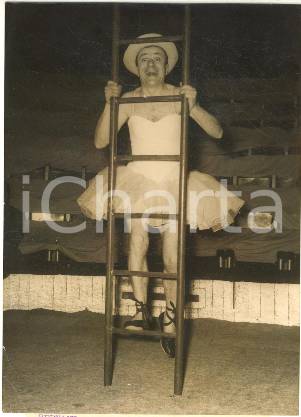1957 PARIS CIRQUE MEDRANO Fernand RAYNAUD dans sa gag d'équilibriste *Photo