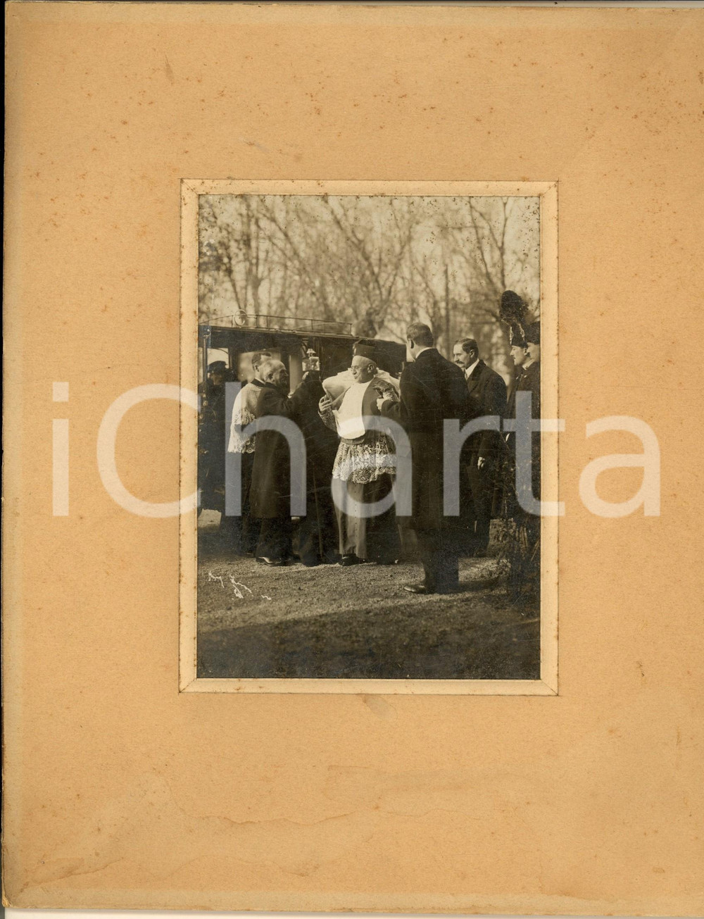 Fotografia d epoca originale 1930 ca AREA LOMBARDA Arrivo di un vescovo in carrozza con carabinieri Foto 1