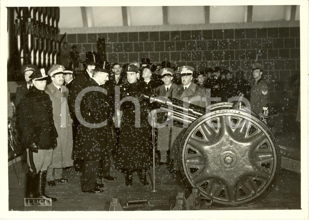 Fotografia d epoca originale 1939 ROMA Arthur Neville CHAMBERLAIN  Mostra Minerale Cannone PIRELLI Foto 1