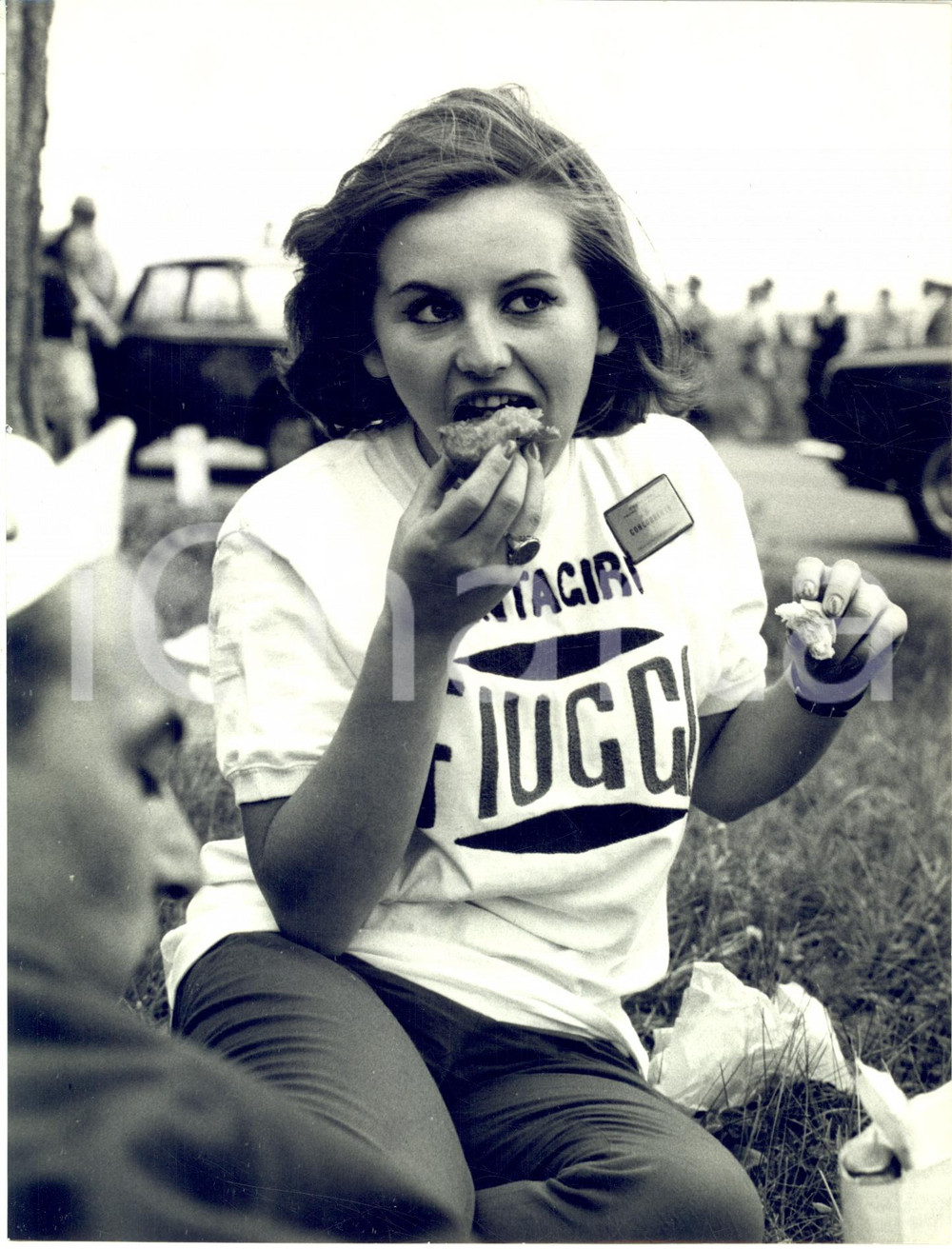 1963 CANTAGIRO Carmen VILLANI durante un picnic improvvisato *Foto 18x24 cm  Fotografia d'epoca con didascalia coeva al verso.   CONDIZIONI: G (ma lieve impressione del timbro al recto)FORMATO: 18x24 cm     originale e autentica 1