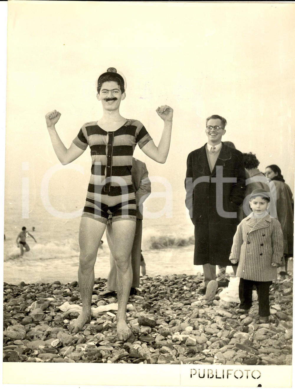 1955 ca GENOVA Cimento invernale - Bagnante in costume del 1910 - Foto CURIOSA