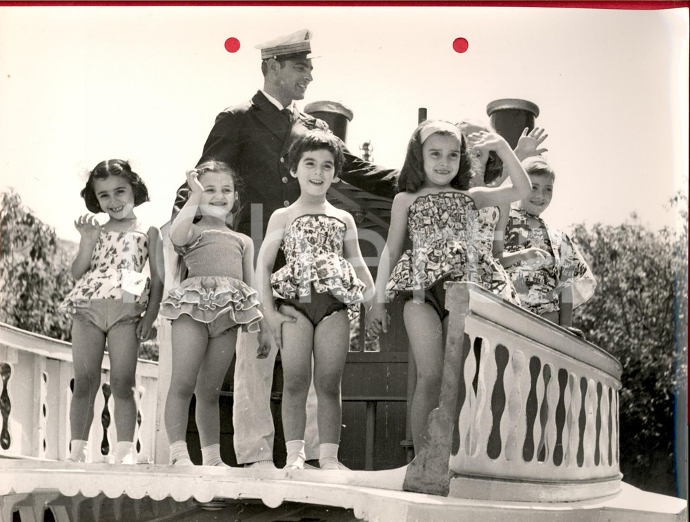 Fotografia d epoca originale 1960 ca PALERMO MODA MARE Bambine posano con marinaio Foto URSO 1