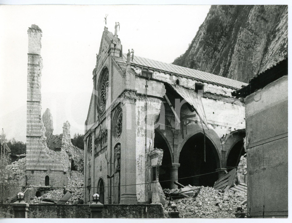 1976 TERREMOTO A GEMONA DEL FRIULI Duomo di Santa Maria Assunta crollato *Foto Fotografia d'epoca con didascalia coeva.  CONDIZIONI: G (ma lievi sovraimpressioni) FORMATO: 18x13 cm     originale e autentica 1
