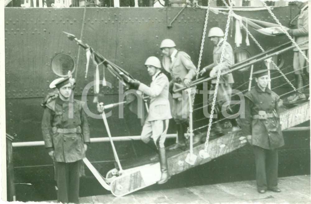 Fotografia d epoca originale 1935 NAPOLI ? Volontari dell AFRICA ORIENTALE con stendardo Fotografia 1
