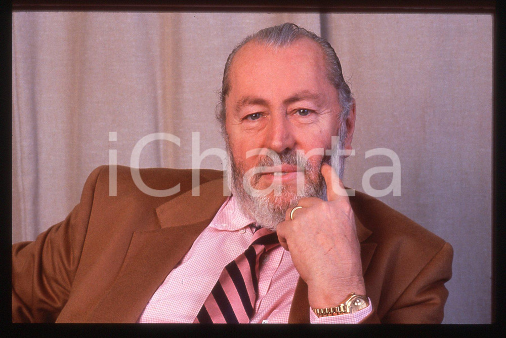 35mm vintage slide* 1990 ca NEW YORK Bernard BUFFET - Ritratto del pittore (1)  Diapositiva d'epoca, in formato 35 mm. CONDIZIONI: GOOD  Tutti i diritti riservati.E' severamente vietata la riproduzione. ICharta mette in vendita, sul negozio eBay e in esclusiva sul sito "icharta" il proprio archivio composto da numerose diapositive e negativi fotografici d'epoca, tutti originali e autentici, che attraversano la storia del costume italiano tra gli la fine degli anni Sessanta e Novanta.Si tratta di uno sguardo inedito sull'attualit&agrave;, la politica, la vita quotidiana, il gossip e la cultura, che fotografa il cambiamento della nazione in quest'ultimo scorcio del XX secolo. Un'occasione unica per il mercato del collezionismo, che vede finalmente disponibile un archivio eccezionale per vastit&agrave;, tematiche e condizioni, in un settore (il negativo fotografico e la diapositiva) di assoluta novit&agrave; e dalle interessanti prospettive di investimento.  originale e autentica 1