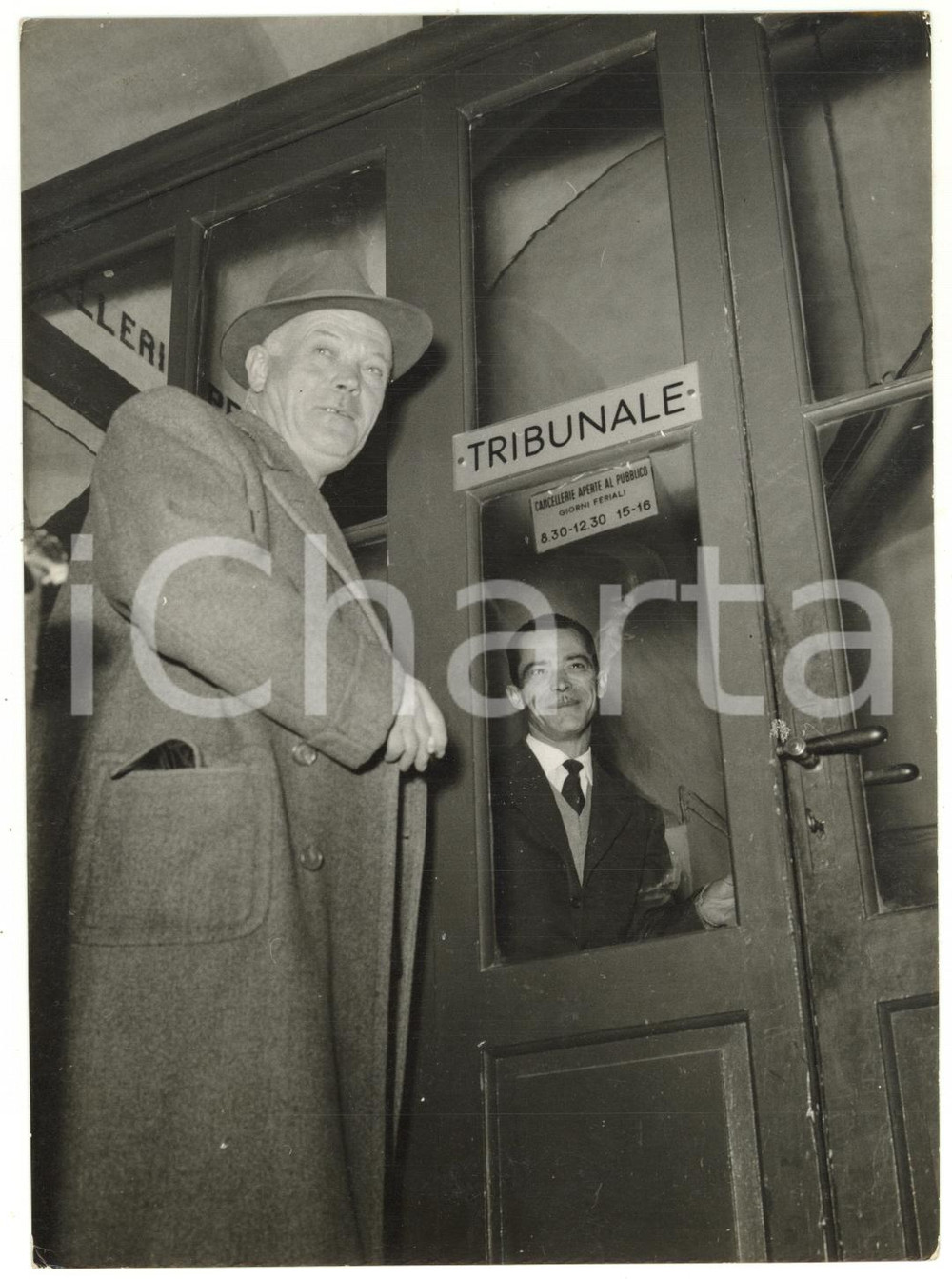 1958 VERBANIA Caso FENAROLI - Enrico LASSO esce dal tribunale dopo deposizione