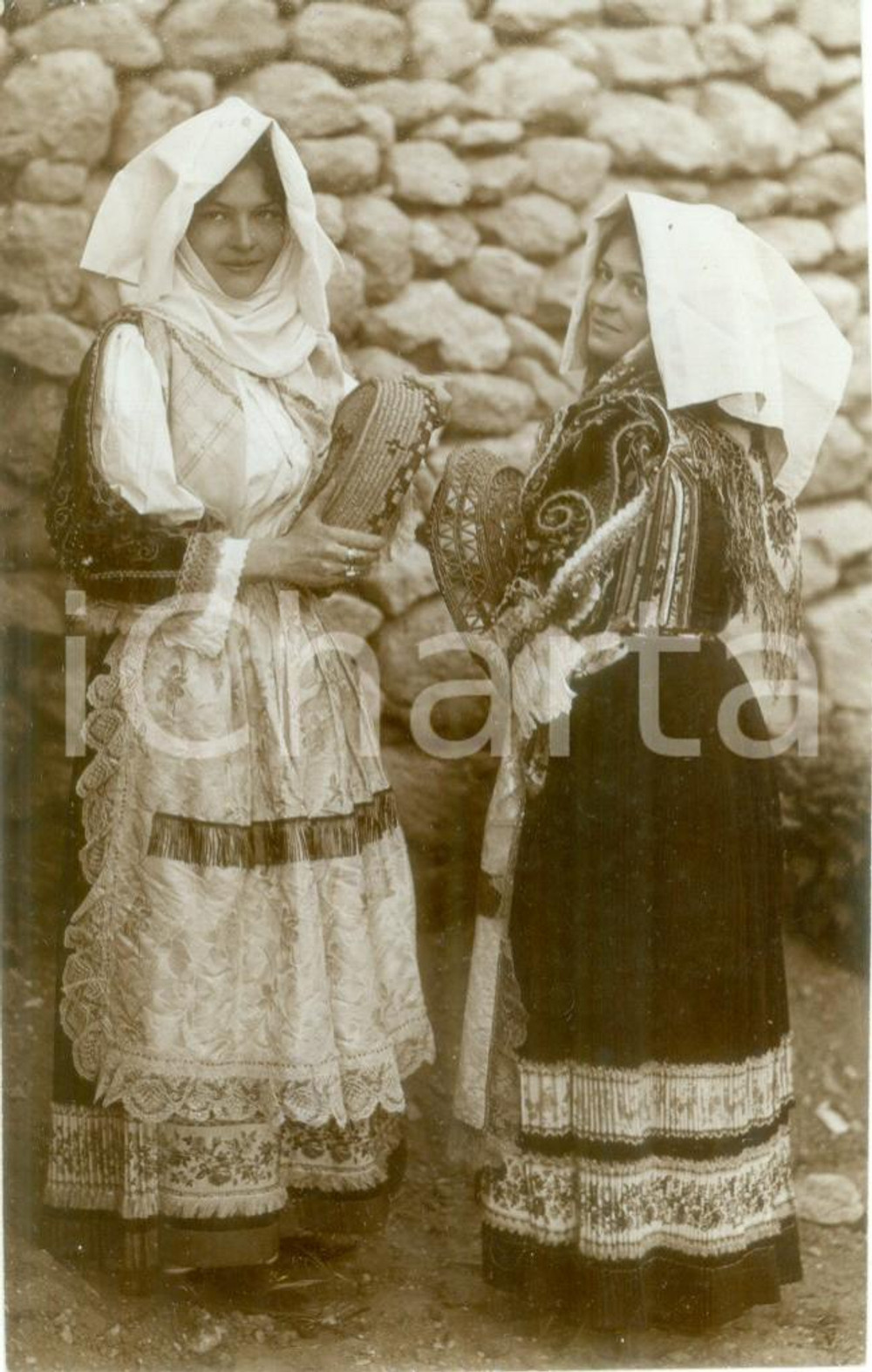 Fotografia d epoca originale 1930 MILANO Giovani contadine sarde in costume di festa Fotografia 1