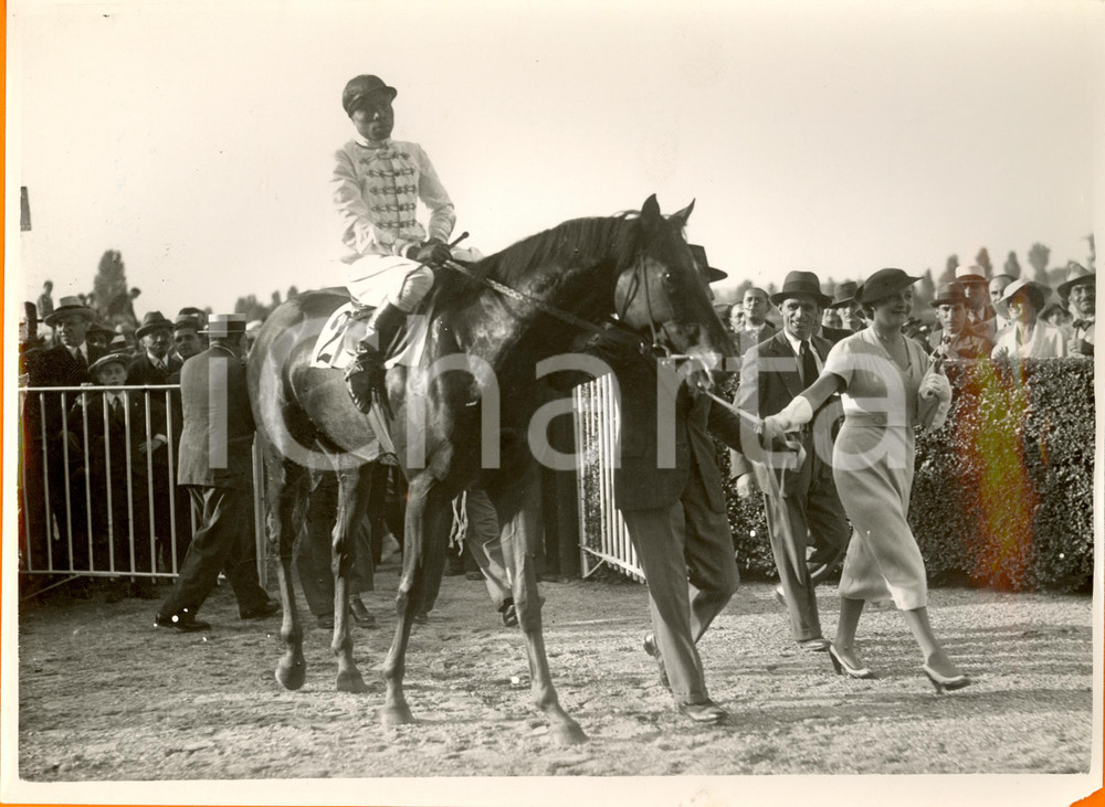 Fotografia d epoca originale 1934 MILANO Ippica Gran Premio ST LEGER  GRAND MORNIER con donna RADICE Foto 1