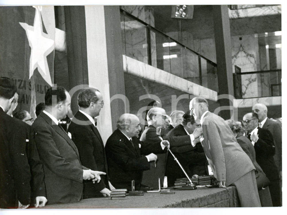 1958 ROMA Il presidente Giovanni GRONCHI consegna le Stelle al merito del lavoro Fotografia d'epoca. CONDIZIONI: FAIR (bassa qualit&agrave; di stampa)FORMATO: 18x13 cm      originale e autentica 1
