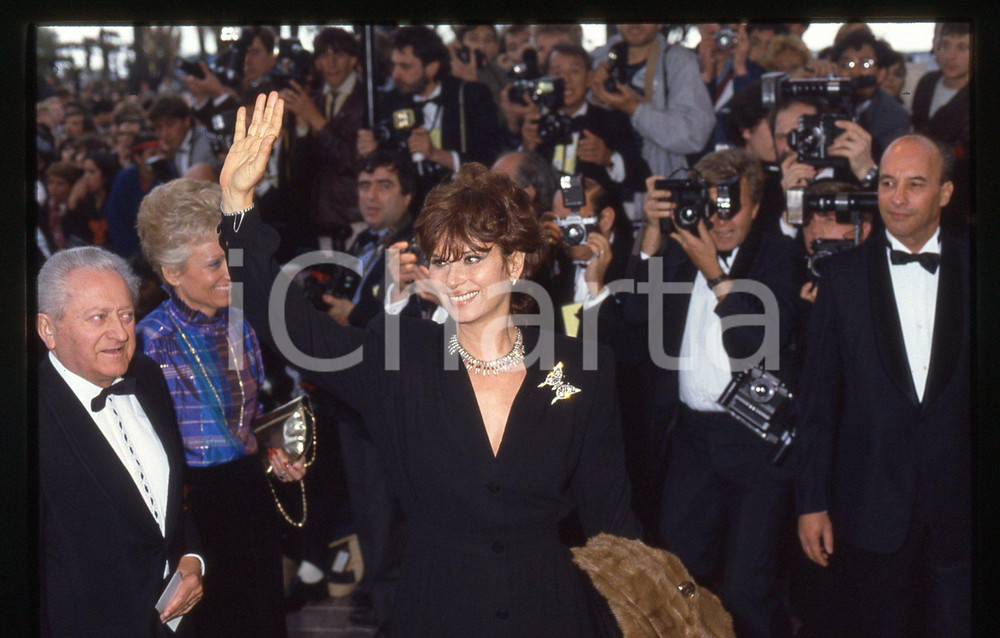 35mm vintage slide* 1990 ca FESTIVAL DI CANNES Lea MASSARI - Photocall (1)  Diapositiva d'epoca, in formato 35 mm. CONDIZIONI: GOOD Tutti i diritti riservati.E' severamente vietata la riproduzione. ICharta mette in vendita, sul negozio eBay e in esclusiva sul sito "icharta" il proprio archivio composto da numerose diapositive e negativi fotografici d'epoca, tutti originali e autentici, che attraversano la storia del costume italiano tra gli la fine degli anni Sessanta e Novanta.Si tratta di uno sguardo inedito sull'attualit&agrave;, la politica, la vita quotidiana, il gossip e la cultura, che fotografa il cambiamento della nazione in quest'ultimo scorcio del XX secolo. Un'occasione unica per il mercato del collezionismo, che vede finalmente disponibile un archivio eccezionale per vastit&agrave;, tematiche e condizioni, in un settore (il negativo fotografico e la diapositiva) di assoluta novit&agrave; e dalle interessanti prospettive di investimento.  originale e autentica 1