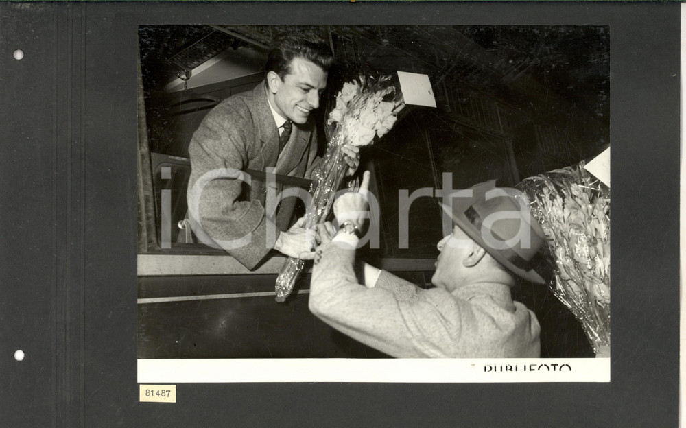 1950 TOURNEE TEATRO ALLA SCALA Guido CANTELLI riceve fiori in omaggio *Foto Fotografia d'epoca, montata su cartoncino morbido.La fotografia &egrave; relativa alla tourn&eacute;e del Teatro alla Scala al Covent Garden di Londra, svoltasi nel settembre 1950.CONDIZIONI: G (fori da classificatore al margine sinistro del cartoncino).FORMATO:  35x22 cm    originale e autentica 1