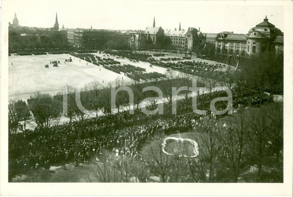 Fotografia d epoca originale 1938 RIGA LETTONIA Rivista militare nella GRAN PIAZZA Fotografia 1